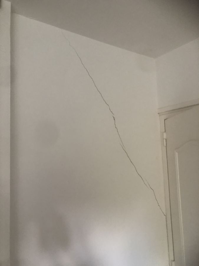 Fissure dans le mur : le bâtiment a bougé
